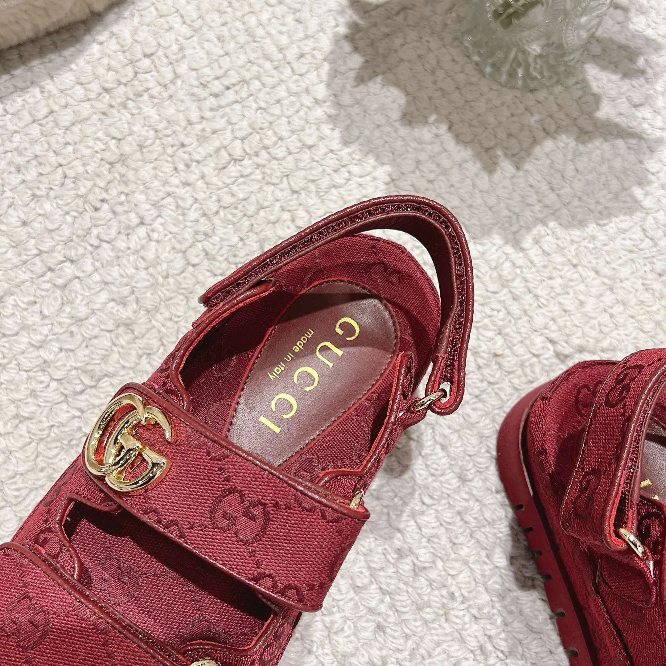 👟👟Ex-factory price 500👟👟Gucci’s modern design aesthetic explores the path of unique craftsmanship, cleverly integrating the brand’s classic elements with its beloved brand logo. The sandal is embellished with the beloved Double G hardware, adding a touch of understated branding to the design, complementing the versatility of the Velcro straps. Outsole: Wear-resistant and easy-to-bend sawtooth rubber foam sole! Ultra-light sole. Natural PU heightening insole. Size: Female 35-41#